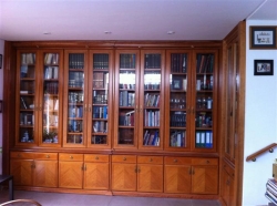 Librería clásica en madera de cerezo y marquetería.